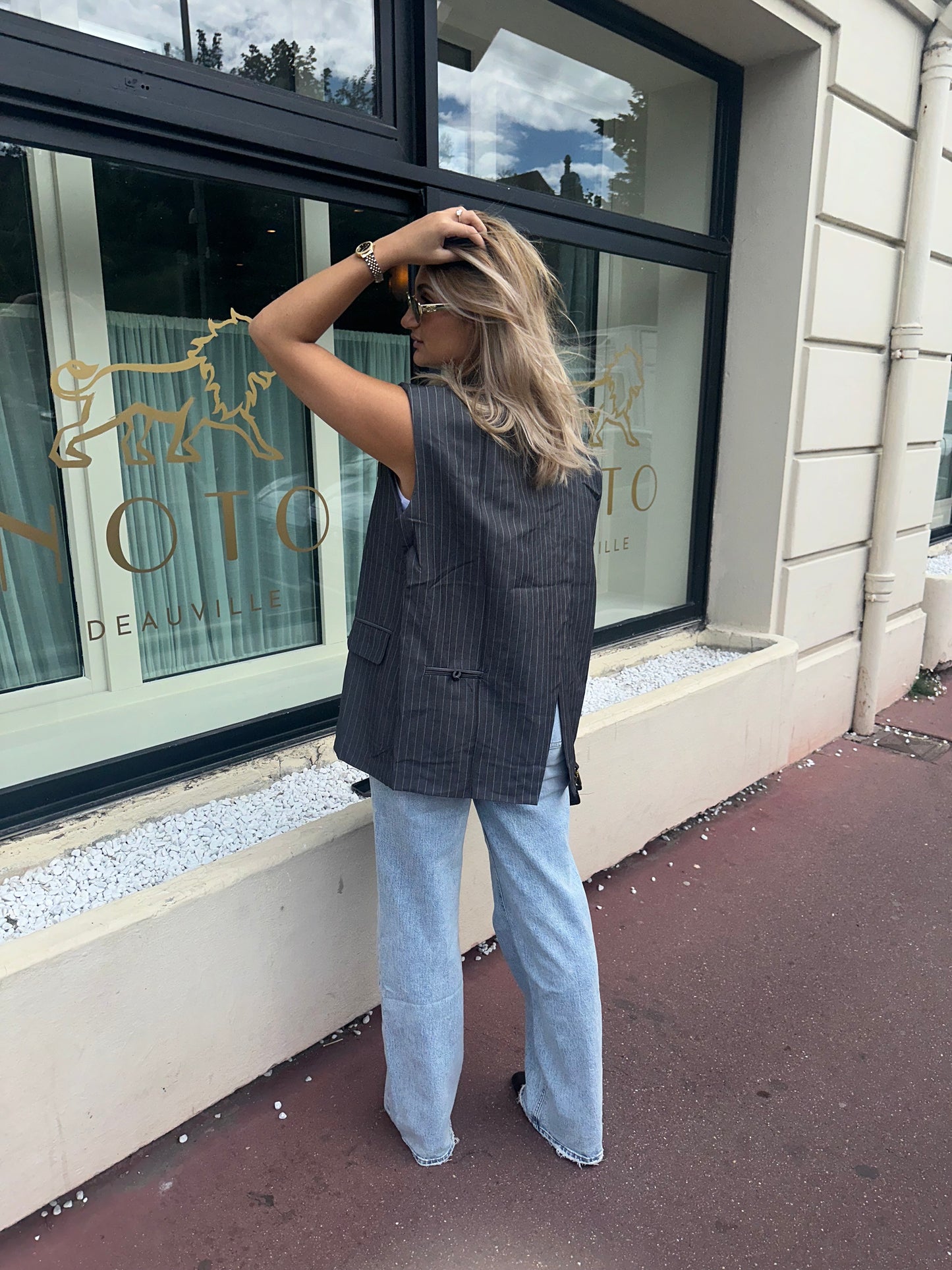 Blazer sans manches dos ouvert gris rayé
