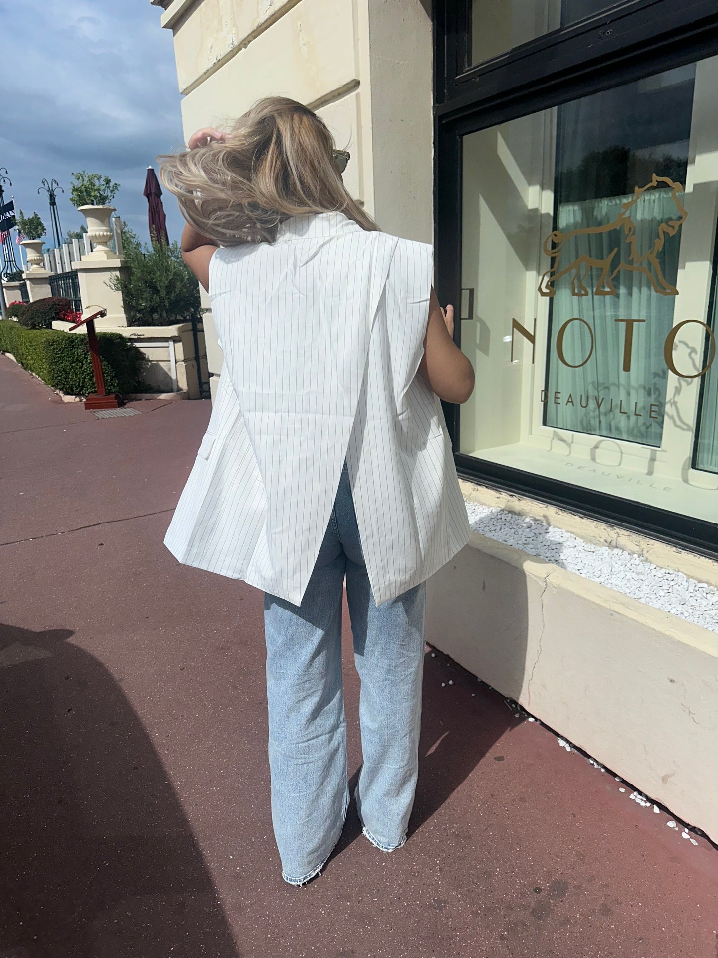 Blazer sans manches dos ouvert blanc rayé