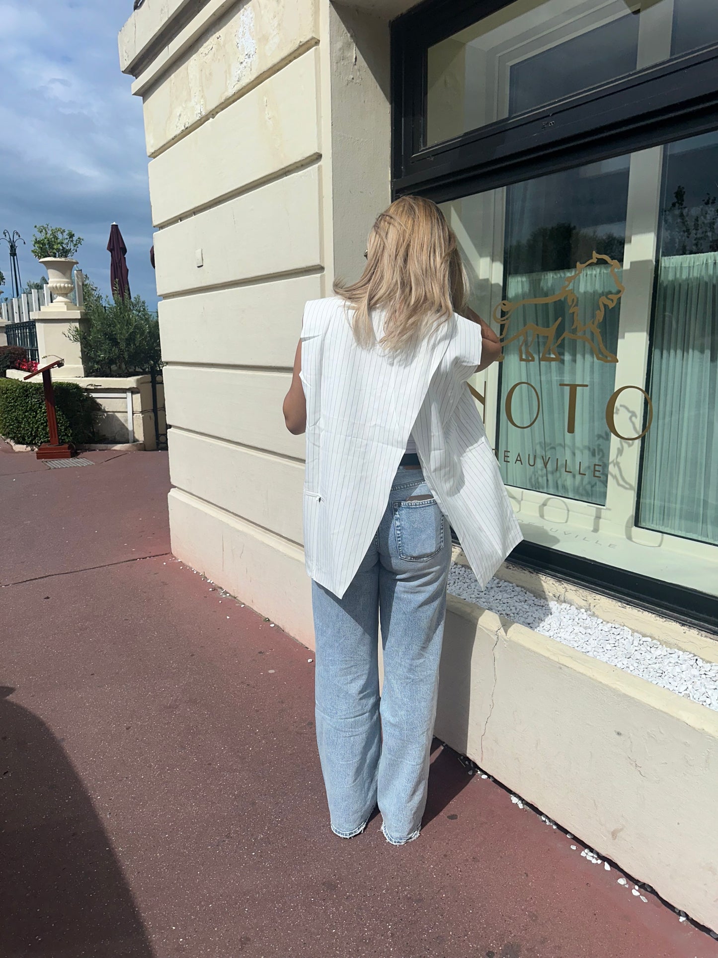 Blazer sans manches dos ouvert blanc rayé