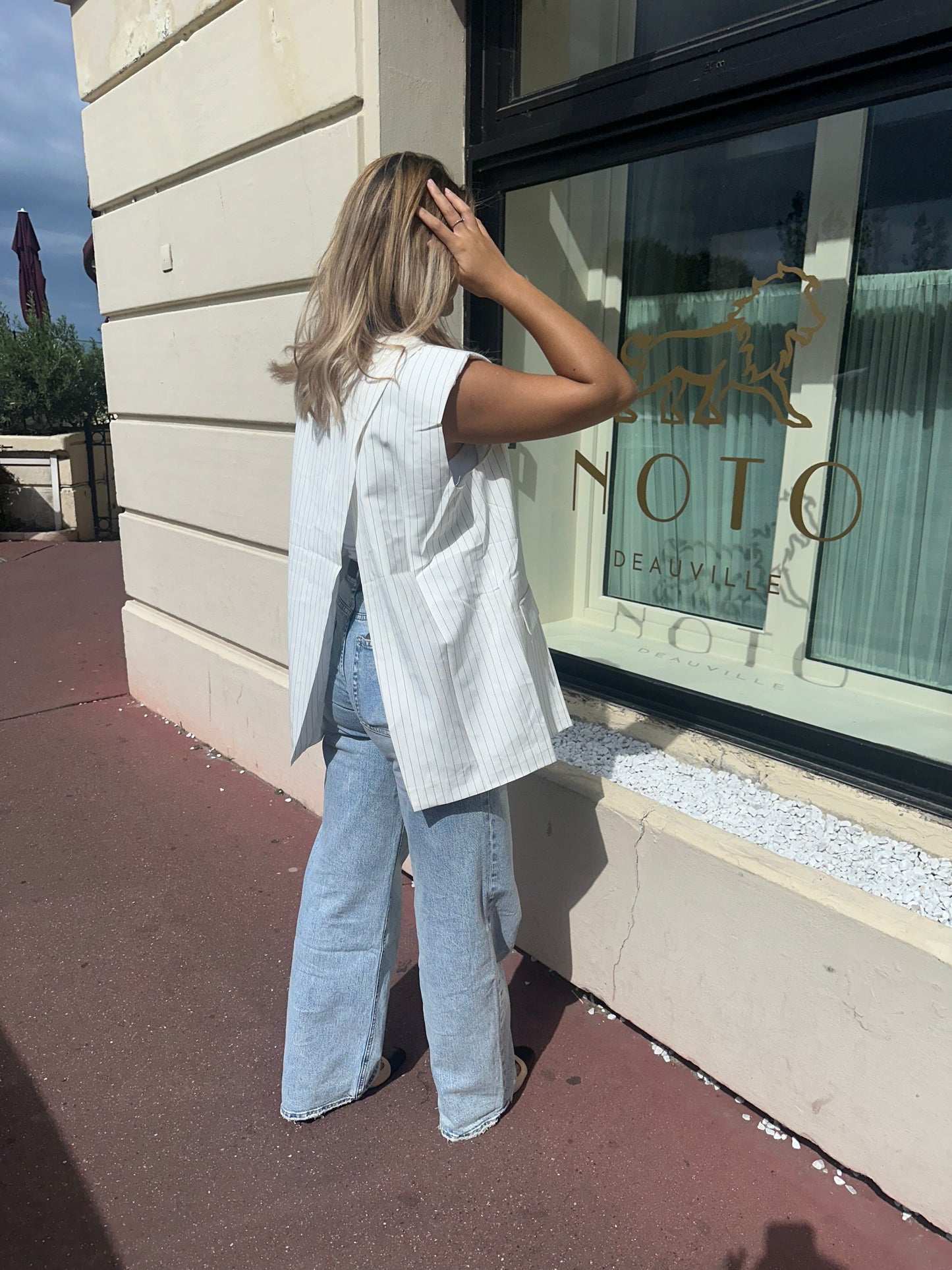 Blazer sans manches dos ouvert blanc rayé